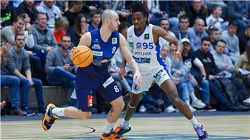 Simon Krajcovic (links) wird von Karlsruhes Marc-Antoine Loemba verteidigt. Der Spielmacher der Eisbären brachte es mit 14 Punkten und 11 Assists auf ein Double-Double.