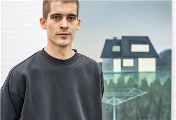 Simon Modersohn lädt ganz normale Alltagssituationen mit einem Geheimnis auf. Der junge Künstler zeigt seine Arbeiten in der Bremerhavener Kunsthalle.