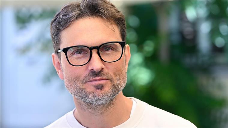Simon Verhoevens neue Komödie hat mit einem vieldiskutierten Thema zu tun, wie schon der Titel verrät: „Alter Weißer Mann“