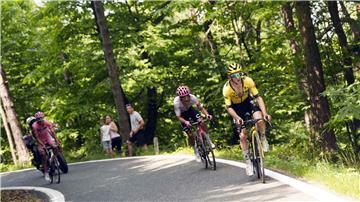 Simon Yates (r) distanziert Richard Carapaz und Isaac del Toro (l) am Colle delle Finestre.