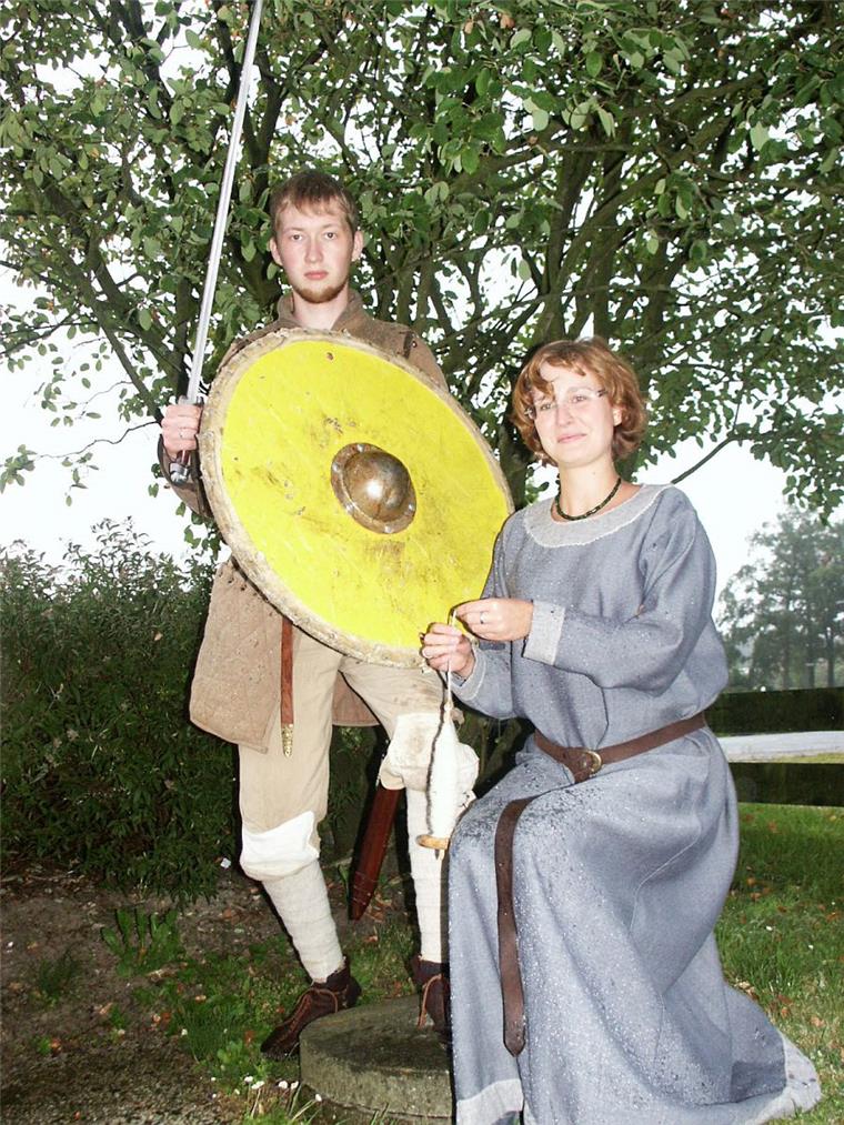 Simone Becker und Hauke Haake freuen sich aufs Beerster Burgfest Simone Becker und Hauke Haake in mittelalterlicher Gewandung freuen sich auf ihren Auftritt beim Burgfest in Bad Bederkesa.