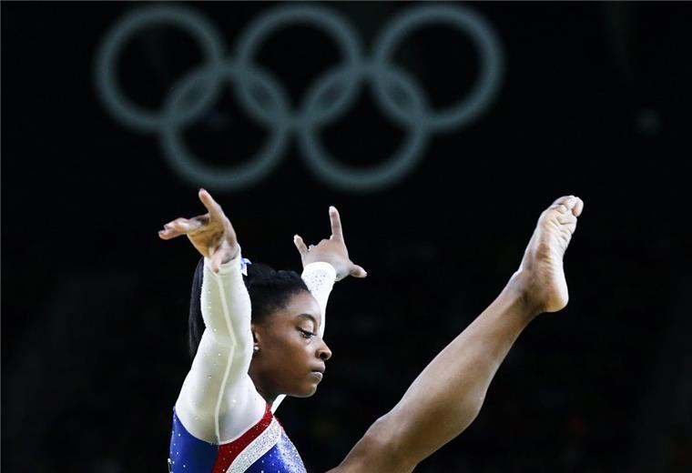 Simone Biles aus den  USA kann heute erneut zu Gold greifen. Für sie steht die Entscheidung auf dem Schwebebalken an. 