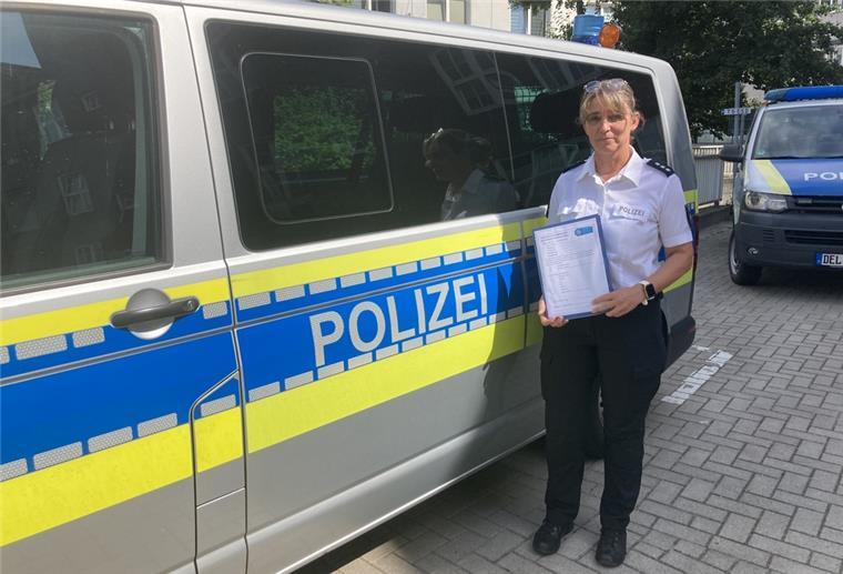 Wesermarsch: Polizei-Vordruck schützt Senioren vor Kriminellen Simone Hemken vom Präventionsteam mit dem Antrag in den Händen.