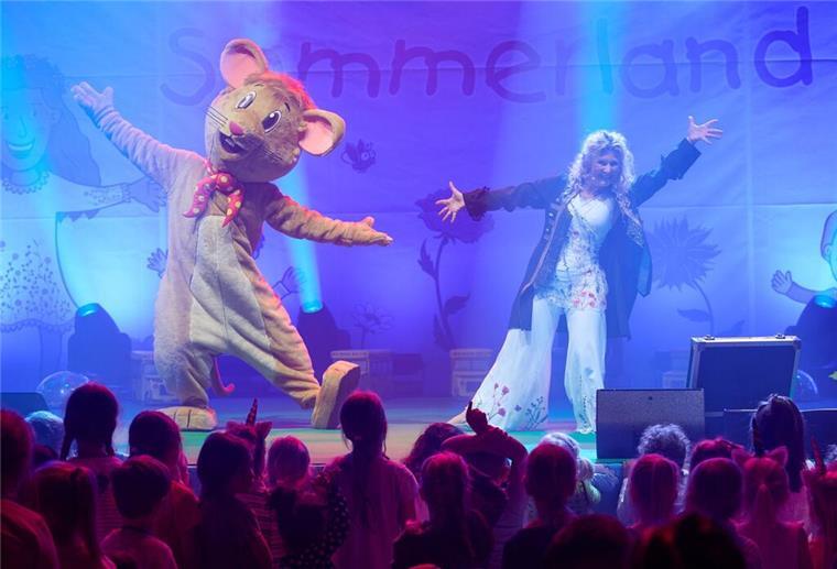 Simone Sommerland animiert zum Mitmachen.