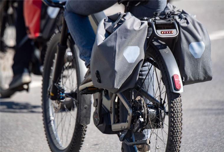 74 Kilometer täglich: Bremerhavenerin pendelt mit dem E-Bike nach Bremen Die Bremerhavenerin Sina fährt mit dem E-Bike zur Arbeit nach Bremen, um Zugverspätungen zu entgehen. Für sie sind die 74 Kilometer pure Entspannung und Training.
