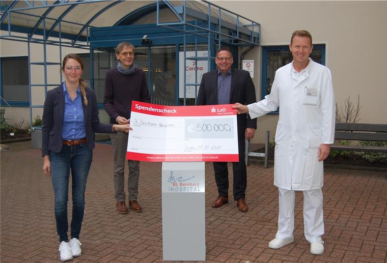 Spende von 500.000 Euro für das Braker Hospital Sind dankbar für die einmalige Spende über eine halbe Millionen Euro (von links): Klinik-Pressesprecherin Maxi Krahl, Pfarrer Gregor Stratmann, Hospital-Geschäftsführer Ingo Penner und der Ärztliche Direktor Dr. Jan Henrik Herrfurth.