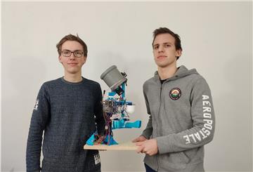 Sind ein gutes Team: Jannik Hedel (links) und Hubert Jan Tomaszczak haben eine Sortiermaschine konstruiert - und das sogar uner Corona-Bedingungen.