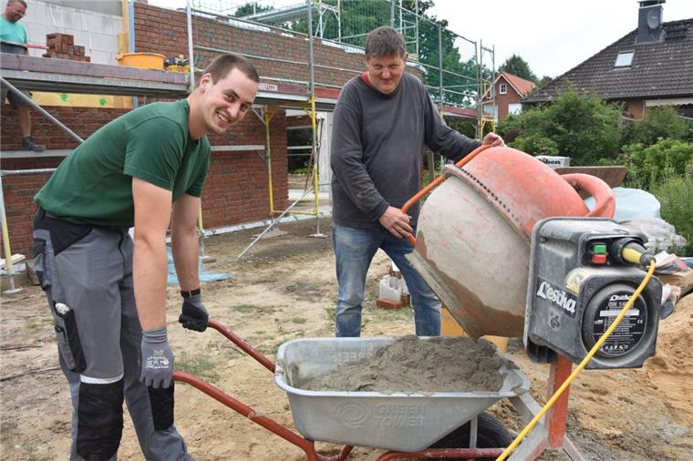 Sind gerne auf der Baustelle: Stefan Schmitchen (links) und Jens Kühne-Sievers. Als Handlanger reichen sie den Maurern die Mischungen.