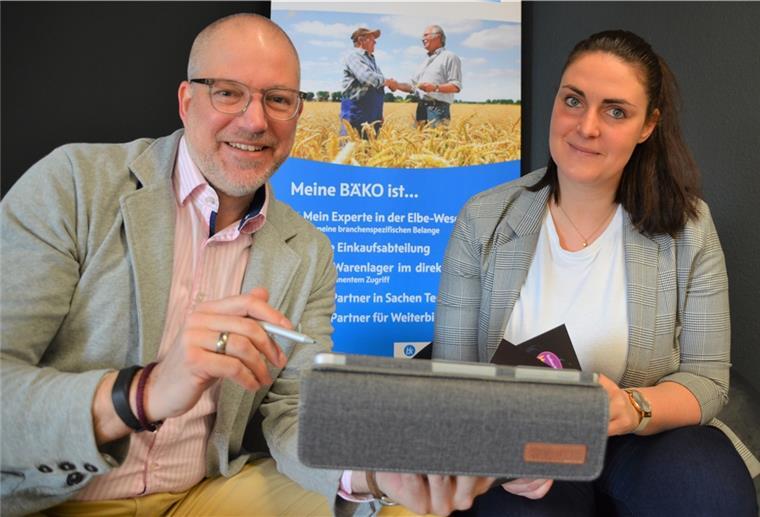 Bäcker-Videos: Bäko Bremerhaven auf Erfolgskurs Sind mehr als zufrieden mit der Entwicklung des Youtube-Projekts: Mirko Oeltermann, geschäftsführender Vorstand der BÄKO Bremerhaven mit Sitz in Sievern, und Anna Ortmann, Digitalisierungsbeauftragte des Unternehmens.