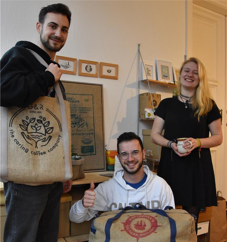 Upcycling für nachhaltigen Kaffeegenuss Studenten mit Kaffeesackprodukten