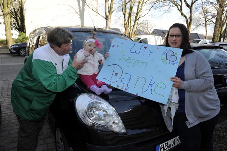 Sind nun gewappnet für die vielen Fahrten zu Therapien und zum Arzt: (von links) Oma Anja Heß, Amy und Jacqueline Steenken haben nun ein eigenes Auto. „Hilfe für Mitbürger“ und Stiftungen haben sich an den Kosten für den gebrauchten Kangoo beteiligt.