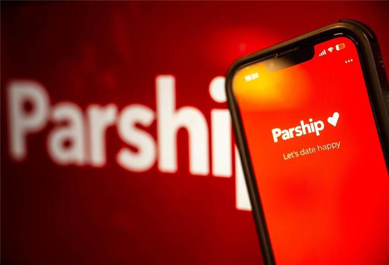 Politik im Dating: Warum politische Einstellungen Liebeskiller sein können Die App der Online-Partnervermittlung Parship auf einem Smartphone. Foto: Sina Schuldt/dpa