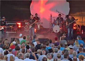 Sind schon häufig beim Musiksommer im Schaufenster Fischereihafen in Bremerhaven aufgetreten: die Tribute-Band Dire Strats.