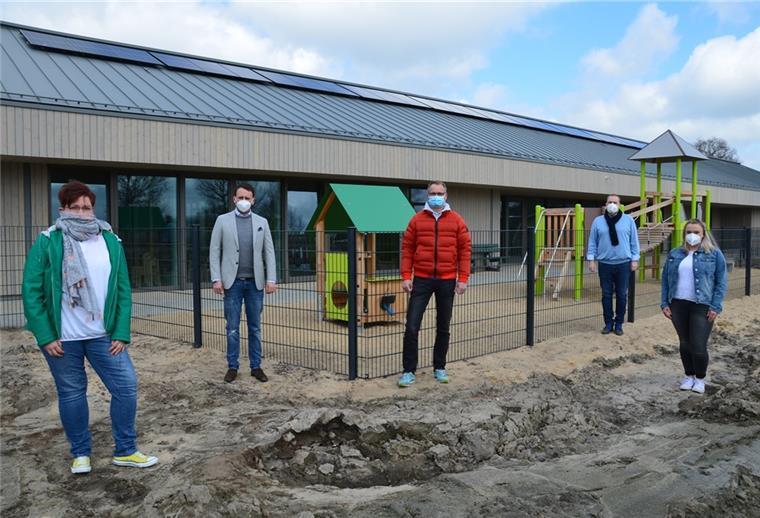 Bad Bederkesa: Alle freuen sich über die neue Kita Sind sichtlich stolz auf die neue Kita „Sonnenblume“: (v. l.) Einrichtungsleiterin Maike Pape, Felix Diekmann-Lange, Kai Niemczyk, Bürgermeister Thorsten Krüger und Carol-Ann Perl.