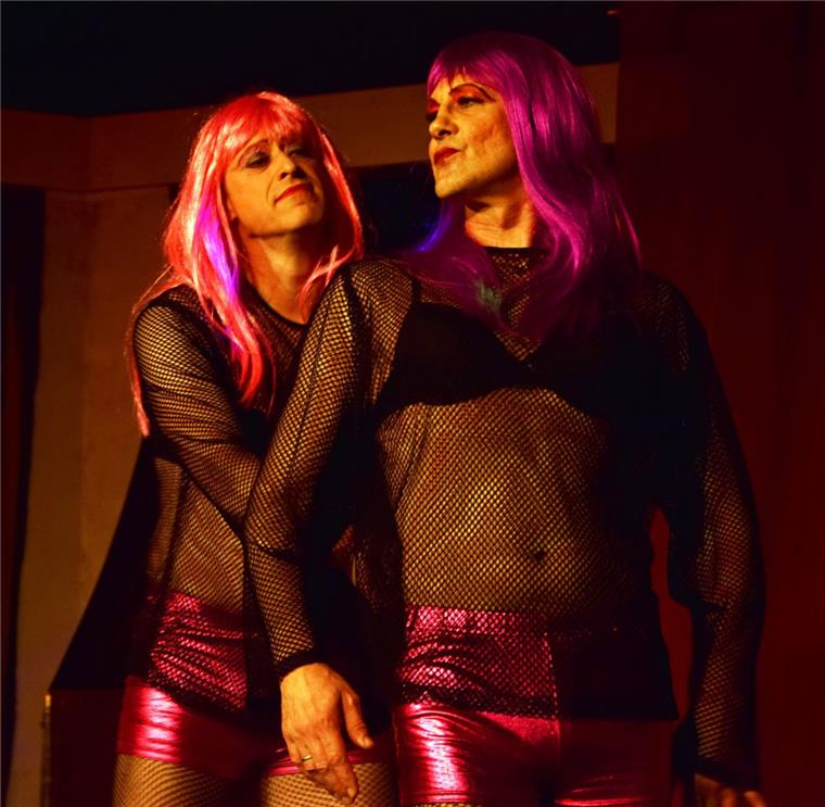 Theater Fatale: Wenn Nordenhamer Paketboten (fast) zu Frauen werden... Sind sie nicht sexy? Paul, alias Paulette, und Manuel, alias Manuela, in "Ganze Kerle!".