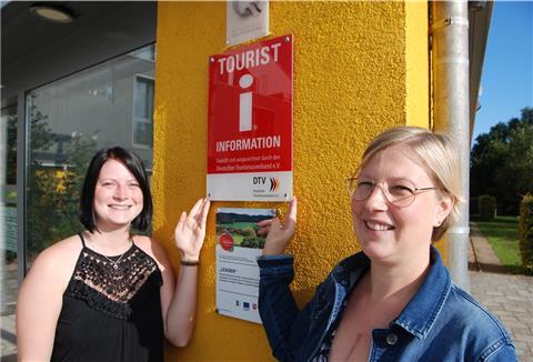 Sind stolz auf die Auszeichnung für „ihre“ Touristinformation: Beke Dahl (links) und Ann-Kathrin Köntopp.