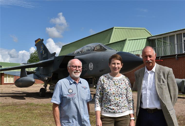 Nordholz: Erfolgsgeschichte des Aeronauticums geht weiter Sind stolz auf die Entwicklung des Aeronauticums: Bernhard Jährling (links), Dr. Anja Dörfer und Berend Burwitz.