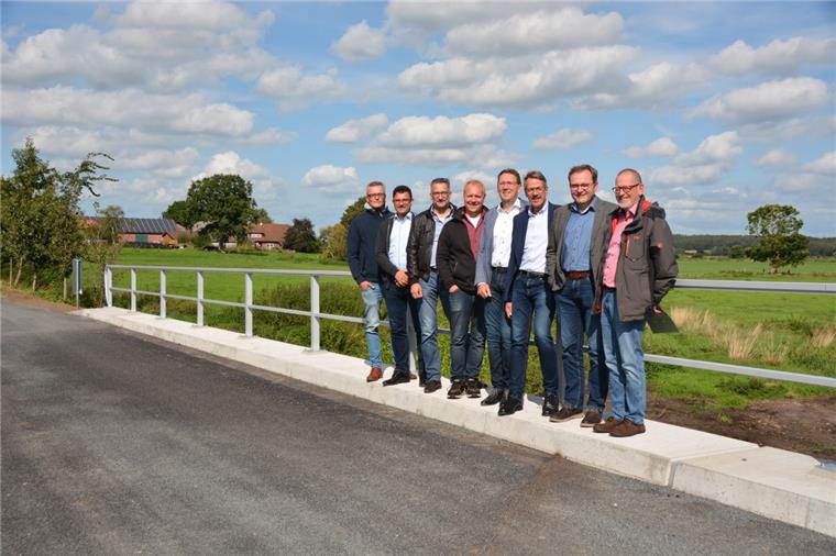 Grove-Brücke zwischen Altluneberg und Geestenseth ist endlich fertig Sind zufrieden mit der neuen Brücke über die Grove Christian Barwich (von links), André Bartel, Enno Gerdes, Jörg Struthoff, Thorsten Küver, Klaus Wirth, Lienhard Varoga und Michael Dähn.
