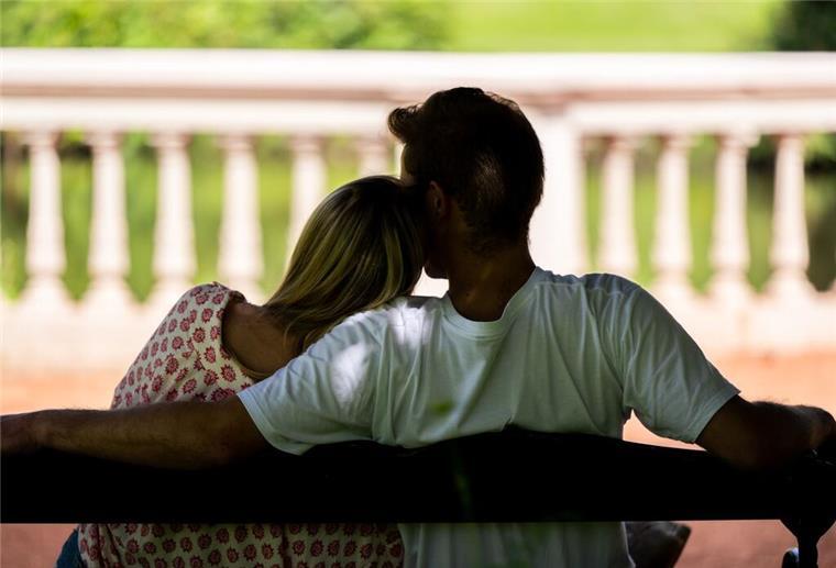 Tanz, Flirt und Spaß: Single Party in Bremerhaven Eine Frau und ein Mann sitzen zusammen auf einer Parkbank