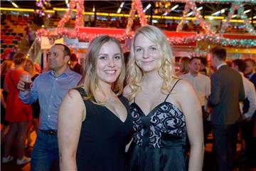 Sinja (links) und Julia freuen sich auf eine kurzweilige Nacht.