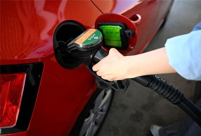 Im Mai war das Tanken günstiger: Das sind die Gründe Ein Auto wird betankt.
