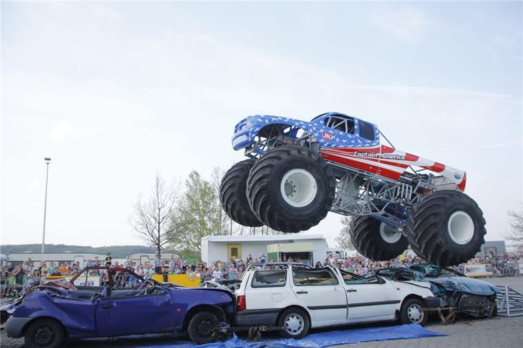 Sinnfrei, aber amüsant: Ein Monstertruck verwandelt Altautos in Schrott. Für die Zuschauer ist es ein Erlebnis. 