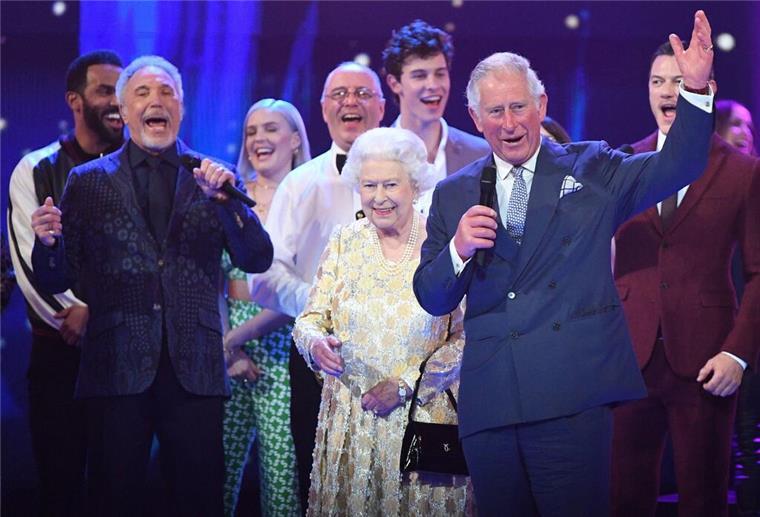 Der Tiger kippt nicht um - Tom Jones wird 85 Sir Tom Jones trat beim 92. Geburtstag für Queen Elizabeth II. auf, die ihn 2006 zum Ritter geschlagen hatte.