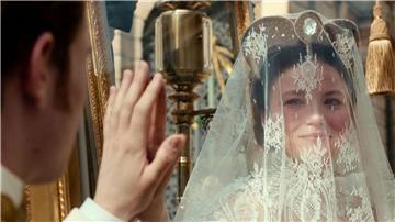 Sisi (Devrim Lingnau, r) und Franz (Philip Froissant) in einer Szene aus „Die Kaiserin“.