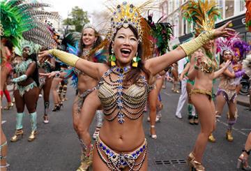 Das Foto zeigt spärlich bekleidete Tänzerinnen beim Karneval. 