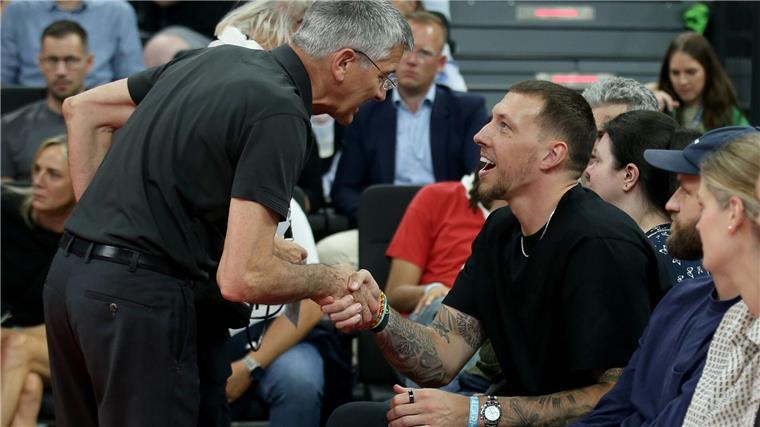 Sitzend und in zivil: So will der Bundestrainer Daniel Theis nicht sehen.