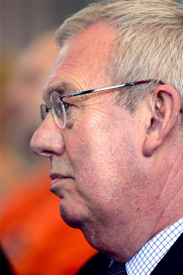 Bremerhaven muss Haushaltsloch von 17,4 Millionen Euro stopfen Skeptischer Blick in die Zukunft: Kämmerer Paul Bödeker (CDU) muss bis zur nächsten Stadtverordnetenversammlung am 1. September einen genehmigungsfähigen Haushalt vorlegen.