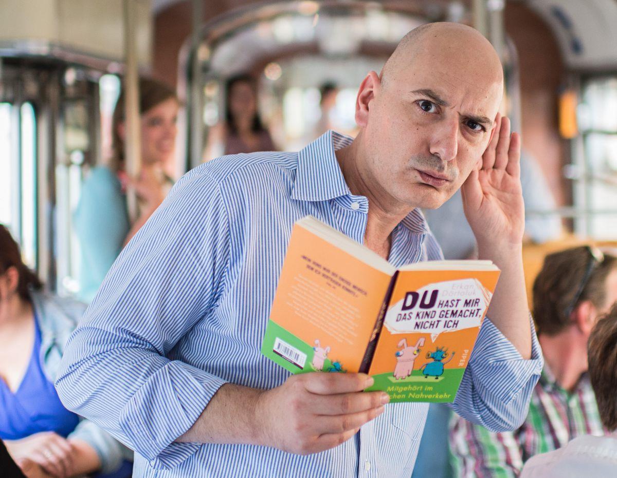 "Delfine und tote Kinder" - Ekan Dörtoluk twitter über das wahre Leben Skurril, skurriler, Alltag: Erkan Dörtoluk sitzt in der Bahn und hört mit, was die meist jungen Menschen bewegt. Die Realität habe die Satire längst überholt, sagt er.