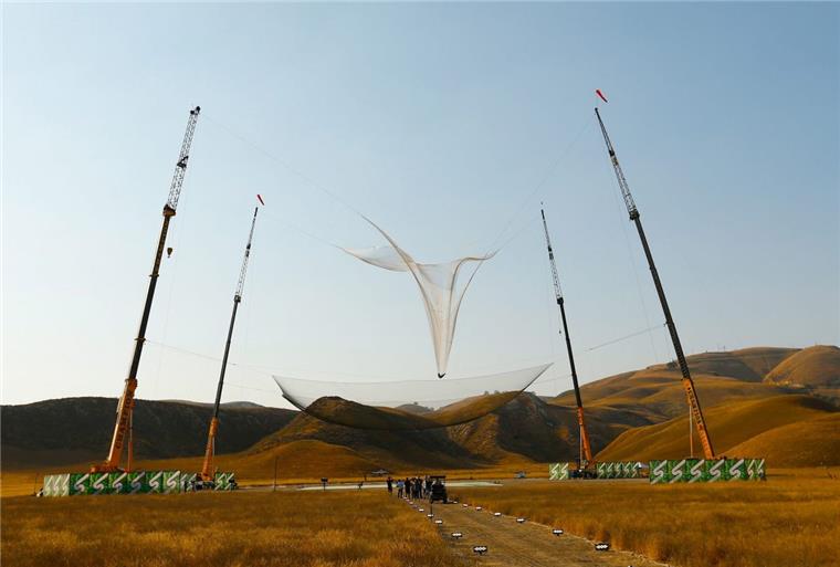 Skydiver springt aus 7600 Meter Höhe ohne Schirm in ein Netz Skydiver Luke Aikins landet sicher im Netz.