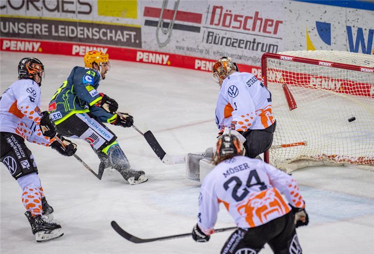 Eishockeyspieler in Aktion. Tor für Bremerhaven.