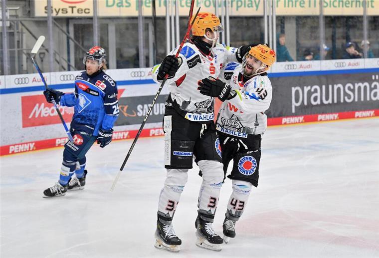 Ein historischer Tag im Bremerhavener Eishockey: Die Pinguins stehen im Halbfinale! Skyler McKenzie jubelt mit Torschütze Markus Vikingstad über das frühe 1:0 für die Pinguins, das den Weg zum Halbfinaleinzug ebnete.