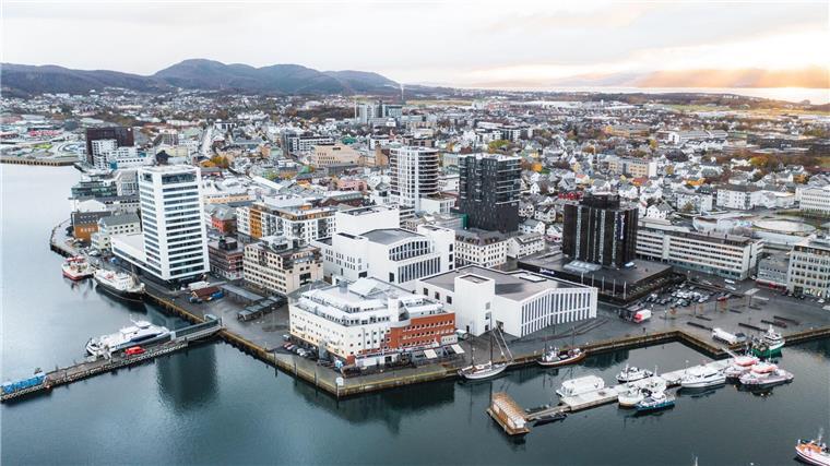 Norwegisches Bodø feiert Beginn von Kulturhauptstadt-Jahr Skyline von Bodø: Die Kulturhauptstadt nördlich des Polarkreises hat 54.000 Einwohner.