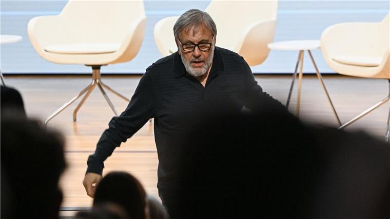 Buchmesse: Tumult bei Rede zu Israel und Palästina Slavoj Zizek verlässt nach seiner Rede die Bühne.