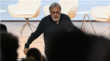 Slavoj Zizek verlässt nach seiner Rede die Bühne.