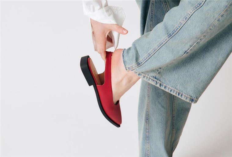 Eleganz, Komfort und Vielfalt: Die Schuhmode 2025 im Überblick Slings zeichnen sich durch einen Riemenverschluss aus, der entlang der Ferse verläuft.