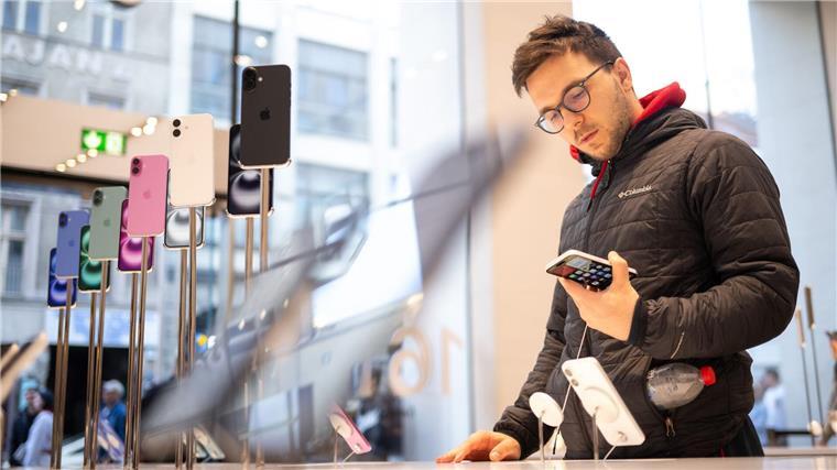Umfrage: KI-Funktionen beim Smartphone-Kauf immer wichtiger Smartphone-Käufer in Deutschland achten nach einer Bitkom-Studie immer stärker auf KI-Funktionen des Gerätes.
