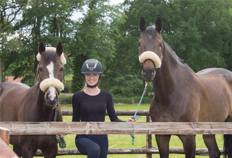 Täglich zwischen Schulbank und Sattel Smilla Philipp mit ihren beiden erfolgreichen Sportpartnern, dem Pony Lalube (links) und Sir Boggles.Demmer