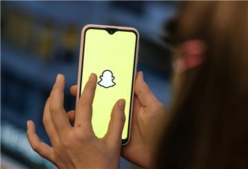 Ein Mädchen hält ihr Smartphone in der Hand auf dem die App Snapchat geöffnet ist.