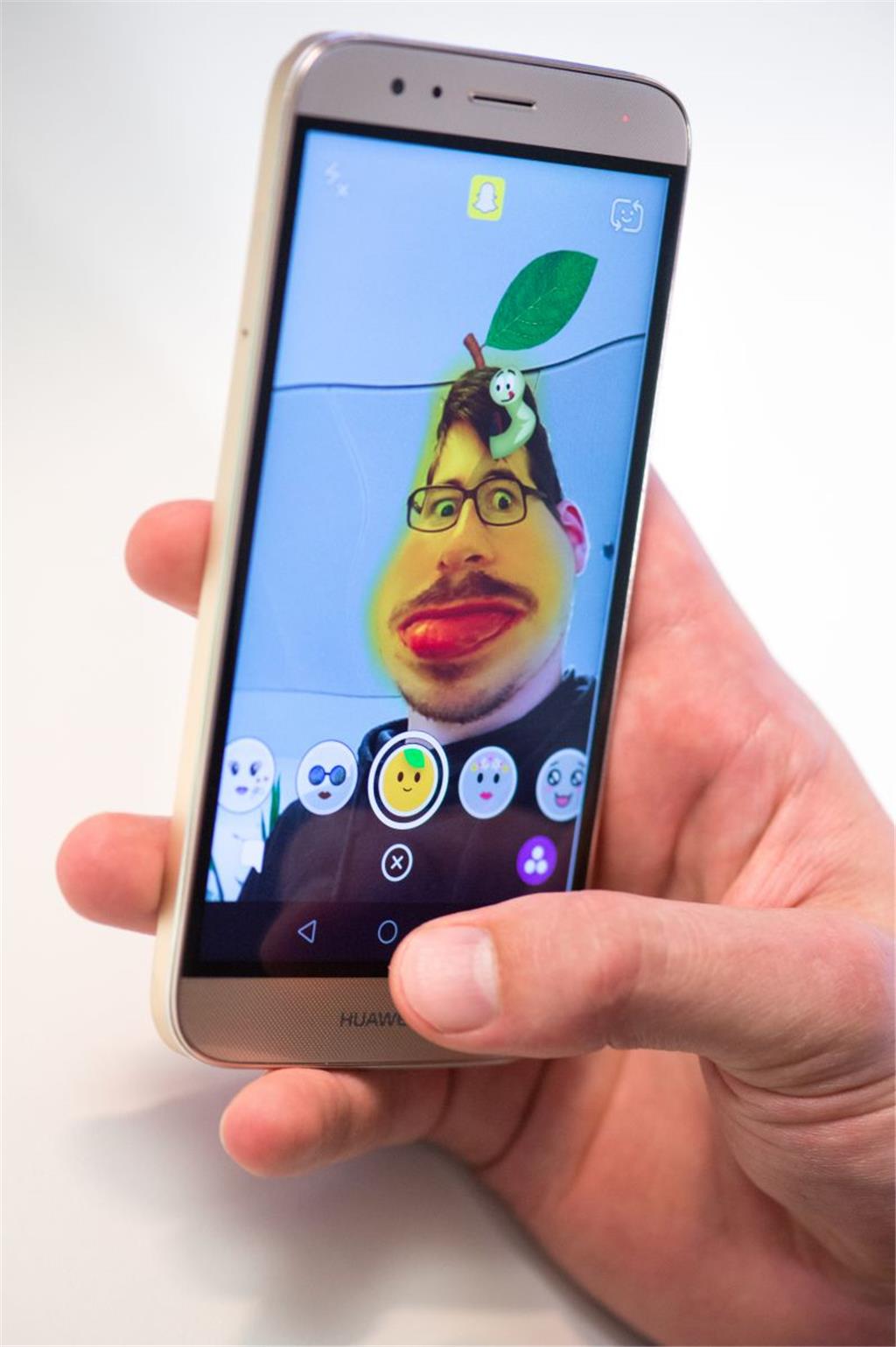 Snapchat tauscht diese Filter regelmäßig und kreiert neue Varianten, damit die Funktion interessant bleibt. Das ist manchmal skurril, aber eigentlich immer lustig. Allerdings braucht man für die Gesichtsfilter mindestens Android 4.3 oder ein iPhone 4S.