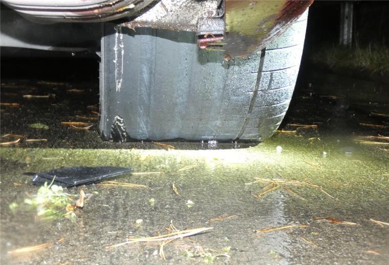 Nordenhamer fährt auf diesen abgenutzen Reifen und crasht bei Uthlede So abgefahren waren die Reifen des Unfallautos.