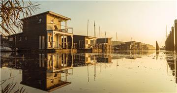 So ähnlich könnten die schwimmenden Häuser für den Neuen Hafen aussehen. Diese liegen auf Rügen. 