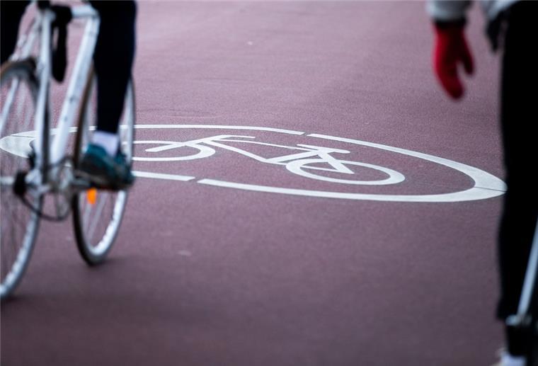 Bremerhaven: Eröffnung der Fahrradstraße verzögert sich Ein Fahrradfahrer befährt eine Fahrradstraße am Aasee in Münster.