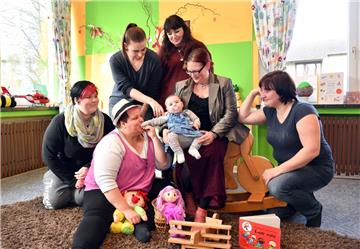 So ein Netzwerk fehlt in Geestendorf: Tina Schölzel (3. von links, hinten) mit Müttern und Baby im Familienzentrum Grünhöfe.