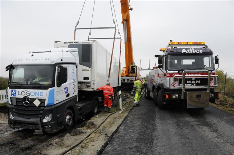 Fischereihafen: 40-Tonner landet in Baugrube So eine Baugrube ist kein guter Ort für einen 40-Tonner.