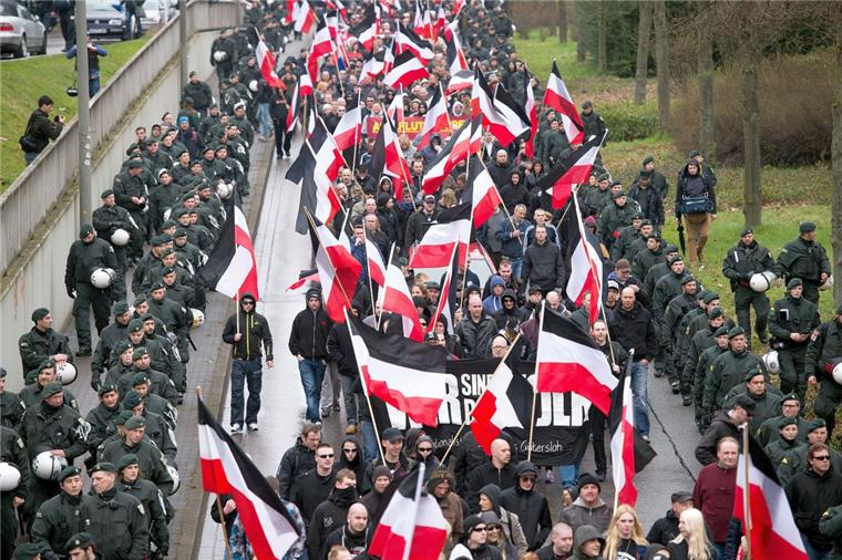 Rechtsextreme rufen in Tarmstedt Lehrer und Eltern auf den Plan So einfach wie auf dieser Demo in Dortmund sind Rechtsextreme nicht immer zu erkennen. Auch darüber informierten Experten in Tarmstedt.