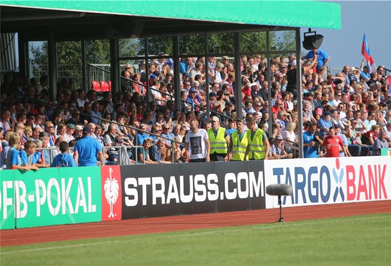 SPD-Delegierte wählen Kandidaten im Fußballstadion So eng werden die SPD-Delegierten am Sonnabend auf der Tribüne des Fußballstadions in Drochtersen nicht sitzen. Für die Mindestabstände in Corona-Zeiten ist gesorgt. Dafür wurde die Zahl der Delegierten von 113 auf 70 reduziert.
